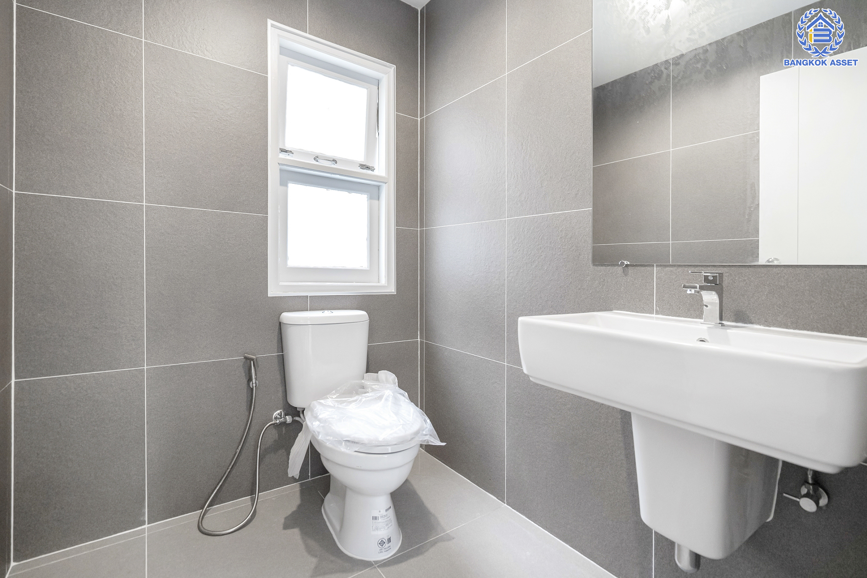 บ้านมือสองตกแต่งใหม่ แบรนด์ LH ม.ชัยพฤกษ์ ทวีวัฒนา เนื้อที่ 52.5 ตร.ว. ตอบโจทย์ทุกการอยู่อาศัย ด้วยฟังก์ชัน 3 ห้องนอน 3 ห้องน้ำ 1 ที่จอดรถ บนทำเลศักยภาพ เชื่อมต่อทางคู่ขนานลอยฟ้าบรมราชชนนี ใกล้ ม.มหิดล และเซ็นทรัลศาลายา